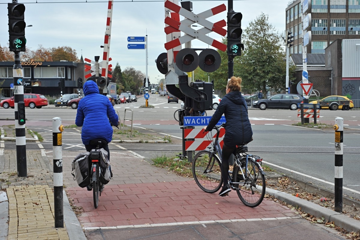 Foto bij overgang Guisweg met 2 fietsers die spoor oversteken.